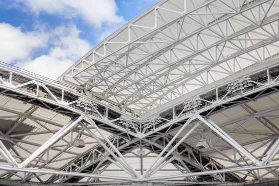 โครงสร้างเหล็กทนทานต่อสภาพอากาศแบบโครงสร้างถัก พร้อมการติดตั้งแบบใช้สลักเกลียวหรือเชื่อม และปรับแต่งองศาลาดเอียงหลังคาได้