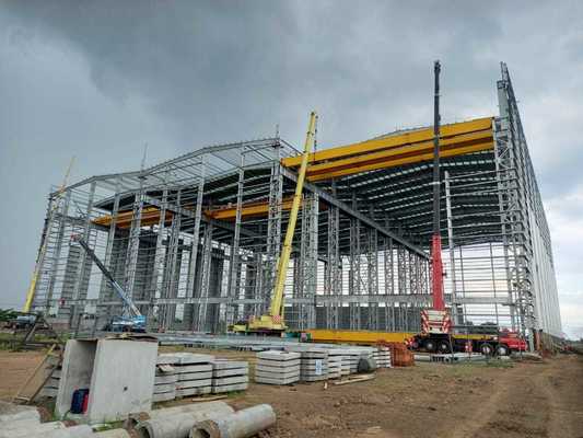 โกดังโครงสร้างเหล็กทนทาน พร้อมหลังคาแผ่นเหล็กเดียวและผนังแผ่นเหล็กสีเดียว