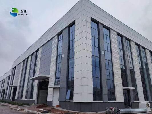 โกดังโครงสร้างเหล็กที่กําหนดเองที่มีหลังคาหันและแผ่นเคลือบเหล็กสําหรับการแก้ไขการเก็บรักษาที่ยั่งยืน