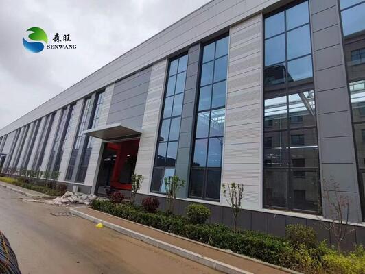 โกดังโครงสร้างเหล็กทนทานที่มีอายุการใช้งาน 50 ปี AWS D1.1 มาตรฐานการปั่นและ PVC Downpipe