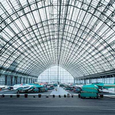 คลังสินค้าโครงสร้างเหล็กสำเร็จรูปพร้อมโครงเหล็กพร้อมแปเหล็กชุบสังกะสีแบบจุ่มร้อน โครงสร้างรองรับที่ทนทานและโซลูชันการจัดเก็บ